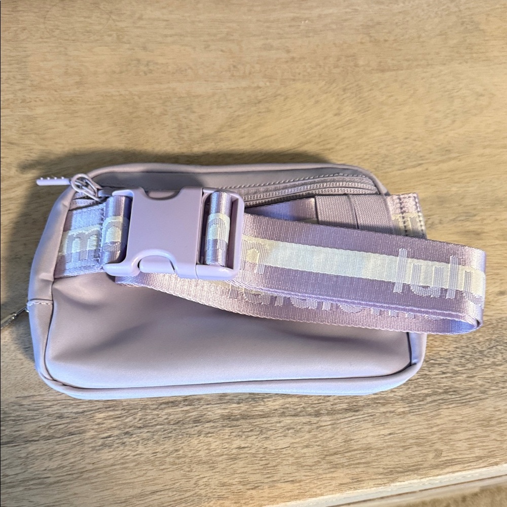 NWOT lululemon Soft Purple Everywhere Bag - Picture 3 of 4